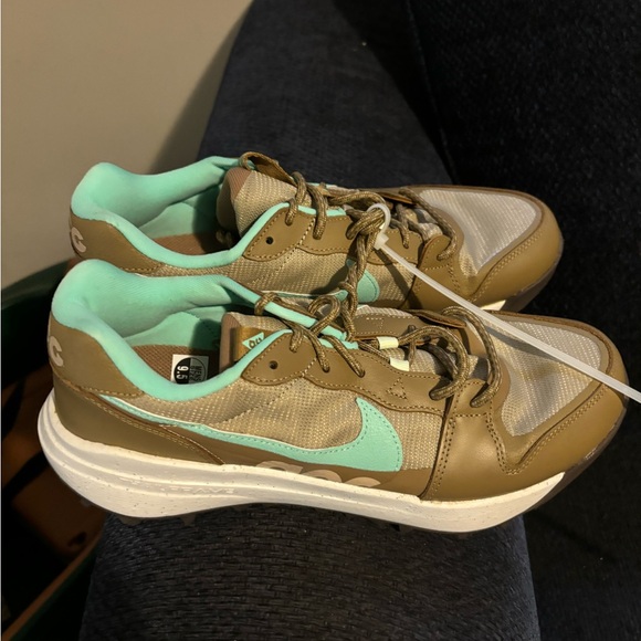 Nike shoes blue and tan color - Picture 3 of 4